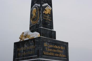 Nápisové desky na západní a severní straně pomníku ( © Ivan Grisa 01/2010)