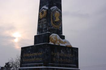 Nápisové desky na severní a východní straně pomníku ( © Ivan Grisa 01/2010)