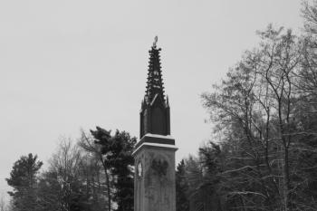 Pomník od východu ( © Ivan Grisa 01/2010)