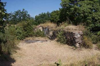 areál bývalého hrádku lemují zbytky obvodových zdí (© Stanislav Drda, 07/2006)