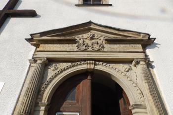 Detail renesančního portálu s nápisem a erby (© Johannes Cladis, 07/2018)