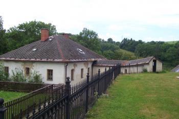 Budova fary z r. 1784, napojující se na kostel sv. Michala (© Ivo Rozehnal  08/2022)