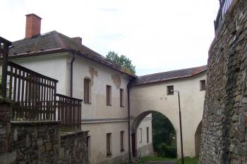 Budova fary dnes slouží k ubytování (© Ivo Rozehnal  08/2022)