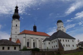 Dominantní pohled na kostel sv. Michala a budovu fojtství vpravo (© Ivo Rozehnal  08/2022)