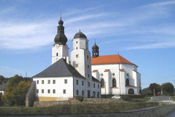 kostel s budovou fojtství od zámku (© de.ardoise 10/2005)