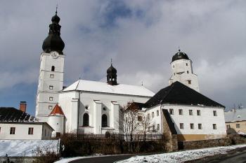 pohled na kostel a faru od zámku (© Pavel Zany Komárek 27/10/2003)