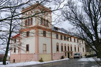 Přístupová cesta k zámku ( © Pavel Vítek 02/2006)