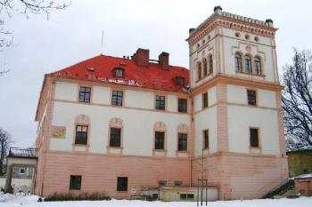 Zámek z parku s věží ( © Pavel Vítek 02/2006)
