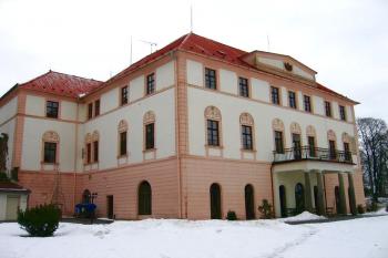 Strana zámku směřující do parku ( © Pavel Vítek 02/2006)