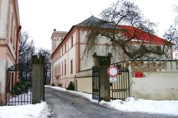 Hlavní brána na vstupu do areálu zámku ( © Pavel Vítek 02/2006)