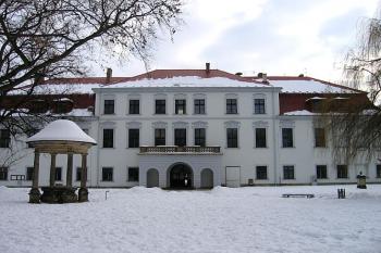 Pohled z parku se zámeckou studní krytou altánovou stříškou ( © Pavel Vítek 02/2006)