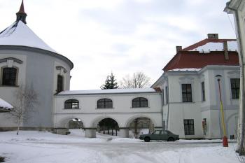 Krytá chodba spojující zámek s kaplí ( © Pavel Vítek 02/2006)