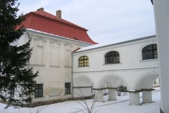 Krytá chodba spojující zámek s kaplí ( © Pavel Vítek 02/2006)