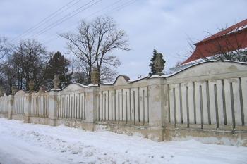 Zeď okolo zámku a parku ( © Pavel Vítek 02/2006)