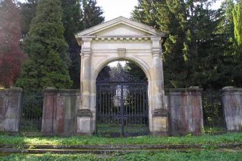 průčelní zeď areálu s hrobkou (© de.ardoise 10/2005)