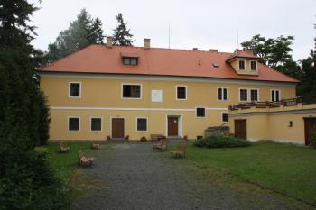 Myslivna od hlavního vchodu ( © Ivan Grisa 06/2011)