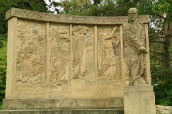 Jabkenice - Smetanův pomník od sochaře Bílka (© Hana Kubikova 10/2005)
