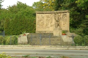 Jabkenice - Smetanův pomník od sochaře Bílka (© Hana Kubikova 10/2005)