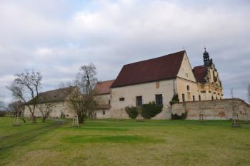 Mnichovo Hradiště-klášter kapucínů s kostelem Tří králů a kaplí sv. Anny (© Vlastislav Mareček, 12/2015)