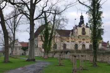 Mnichovo Hradiště-klášter kapucínů s kostelem Tří králů a kaplí sv. Anny (© Vlastislav Mareček, 12/2015)