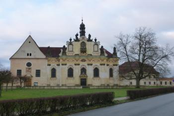 Mnichovo Hradiště-klášter kapucínů s kostelem Tří králů a kaplí sv. Anny (© Vlastislav Mareček, 12/2015)