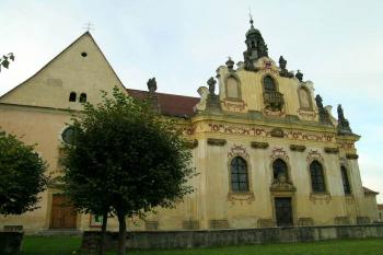 Mnichovo hradiště - kostel Tří králů a kaple sv. Anny (© Hana Kubikova 10/2005)