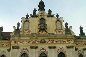 Mnichovo hradiště - kostel Tří králů a kaple sv. Anny (© Hana Kubikova 10/2005)