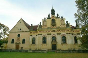 Mnichovo hradiště - kostel Tří králů a kaple sv. Anny (© Hana Kubikova 10/2005)