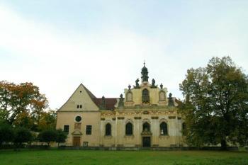 Mnichovo hradiště - kostel Tří králů a kaple sv. Anny (© Hana Kubikova 10/2005)