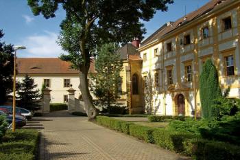 napojení zámku na kapli a budovu galerie (© Petr Pospíšil, 10/2013)