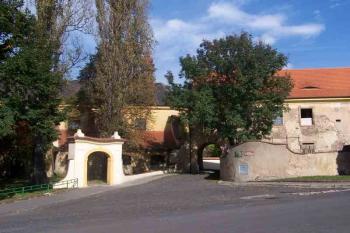 Vjezd k zámku z náměstí,vlevo kostel (© Vladimír Studecký 10/2005)
