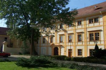 Východní stěna zámku s přiléhajícím kostelem (© Vladimír Studecký 10/2005)