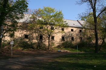 Hospodářská budova severně od zámku - západní průčelí ( © Ivan Grisa 04/2009)
