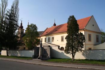 Boční zámecká budova z náměstí, ( © Ivan Grisa 04/2009)