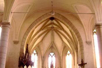 Presbytář s gotickou klenbou (© Daniel Šmidrkal, 08/2012)