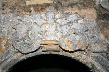 Nadpraží portálu se znaky Mirošovských a letopočtem 1554 ( © Filip Matoušek 9/2005)