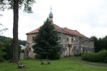 Pohled z návsi (od severovýchodu) (© Ivan Grisa, 07/2008)