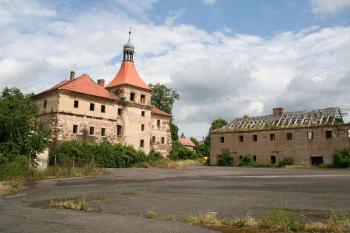 Tvrz (zámek) a sousední hospodářská budova (© Ivan Grisa, 07/2008)