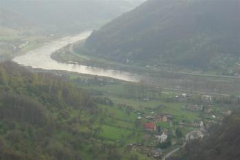Vrabinec -  výhled z hradu na koryto řeky Labe (© Karel Světlík, 01/2010)