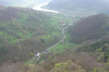 Vrabinec -  výhled z hradu do údolí (© Karel Světlík, 01/2010)