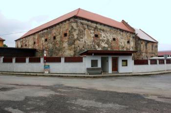 Celkový pohled na budovu tvrze od jihovýchodu ( © Filip Matoušek 9/2005)