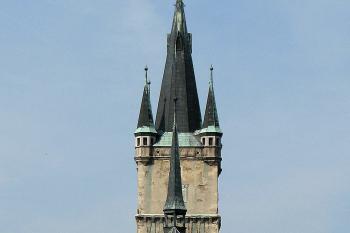 kostel z parkoviště (© Václav Kubeš, 04/2009)