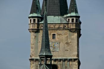 kostel z parkoviště zoom (© Václav Kubeš, 04/2009)