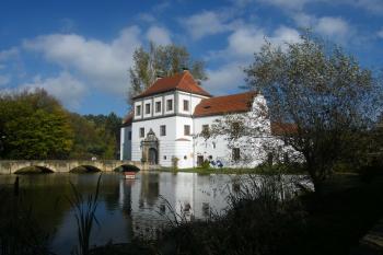 Hainewalde, boční pohled na vstup s mostem přes zbytek vodního příkopu ( © Zdeněk Fišera 10/2012)