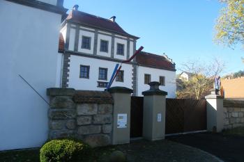 Hainewalde, pohled ze zadní strany do nádvoří ( © Zdeněk Fišera 10/2012)