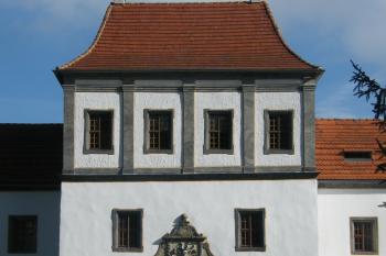 Hainewalde, dvoupatrová vstupní věž s branou a kyawským erbem ( © Zdeněk Fišera 10/2012)
