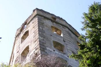 břit palácového jádra na skále od východu ( © Jan P. Štěpánek 10/2005)