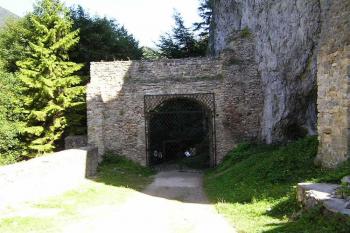 druhá, dnes první vstupní brána ( © Jan P. Štěpánek 10/2005)