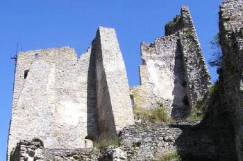 pohled z dolního hradu na horní palácové jádro ( © Jan P. Štěpánek 10/2005)