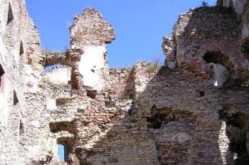 nádvoří horního hradu je dodnes obklopeno torzy paláců ( © Jan P. Štěpánek 10/2005)